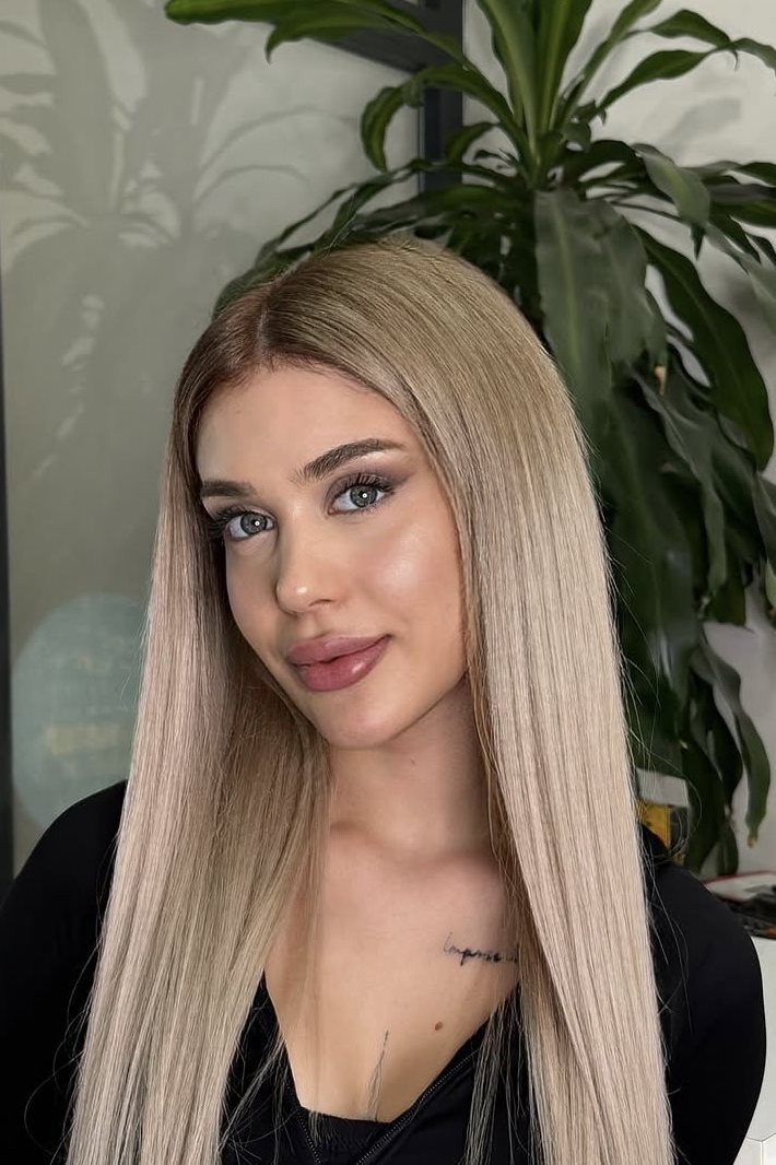 Uzun, düz, bej sarı saç rengi — saç boyama çalışması